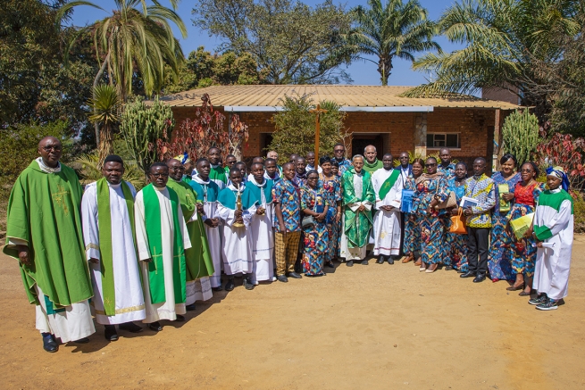 DR Congo - Fr Pascual Chávez receives the promise of 14 new Salesian Cooperators