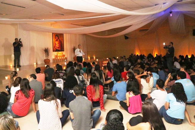 Brasil - 300 jóvenes en la vigilia de la misericordia