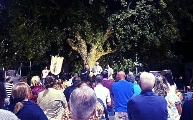 Italie - IXe Procession aux flambeaux de la Paix, à la mémoire du P. Francesco Convertini