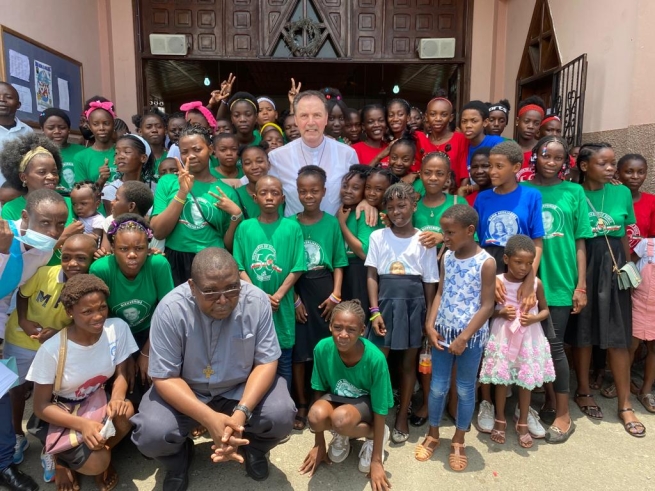 Guinea Ecuatorial – La presencia del Rector Mayor refresca a la Familia Salesiana