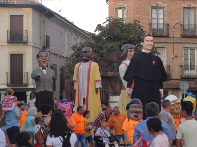 Spagna – Don Bosco apre la marcia dei “giganti e testoni” di Alcalá de Henares