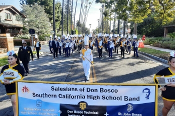 Stati Uniti – Talentuosi giovani musicisti delle scuole salesiane della California meridionale sfilano alla “2025 Tournament of Roses Parade”