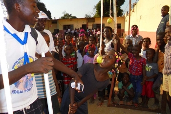 Angola - Más de un millar de participantes en la fiesta de los niños