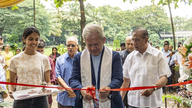 India - Un nuevo espacio donde los estudiantes pueden sentirse bien: el padre Gildasio Mendes inaugura en Mumbai el comedor del Centro de Aprendizaje "Don Bosco"