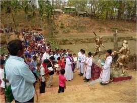 India – Don Vattathara benedice la nuova Via Crucis