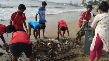 India - Los jóvenes y el personal del “Shelter Don Bosco” de Mumbai limpian una playa