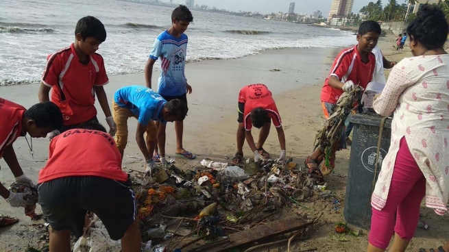 India – I giovani e lo staff dello “Shelter Don Bosco” di Mumbai ripuliscono una spiaggia