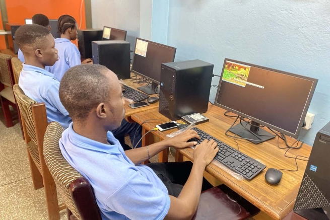 Ghana – Studenti dei salesiani beneficiano di nuovi computer grazie al sostegno di “Salesian Missions”