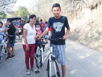 El Salvador - Ordinateurs portables et vélos pour les jeunes du Salvador, grâce au don de « Salesian Missions » et de « World Vision »