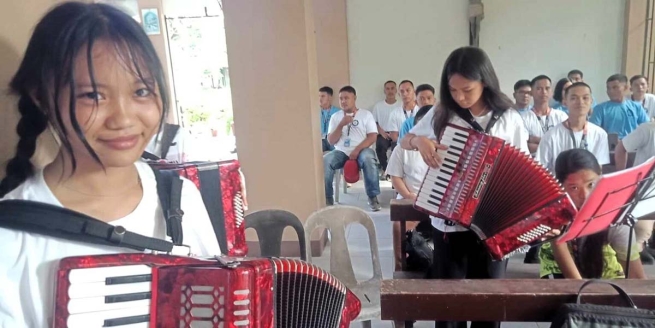 Filippine – Giovani allievi salesiani imparano a suonare grazie alla donazione di strumenti musicali