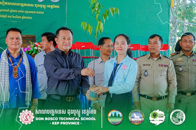 Cambodge – Le Gouverneur de la Province de Kep inaugure le programme salésien de plantation d'arbres