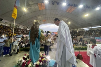 Perú - El Rector Mayor corona una de las imágenes más antiguas de María Auxiliadora