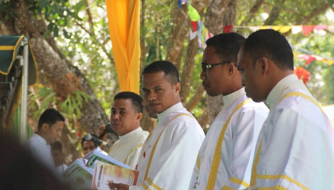 Timor Est - Ordinazione sacerdotale di cinque giovani salesiani