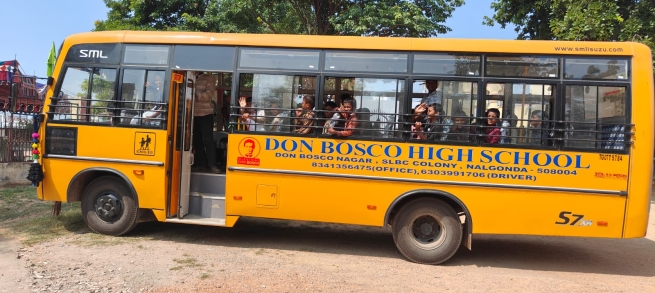 Inde – Un bus scolaire qui signifie espoir et avenir à la « Don Bosco Academy » de Nalgonda