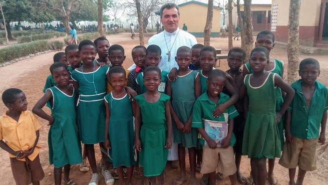 Ghana – Lepsze warunki dla kultu i życia wspólnotowego: nowy dach dla dwóch kaplic