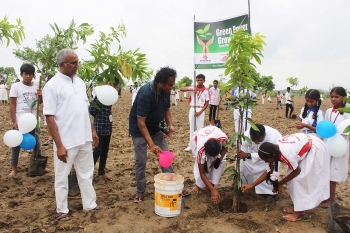 India - Alumnos de la 'Don Bosco School' de Mariapuram plantan árboles para combatir el calentamiento global