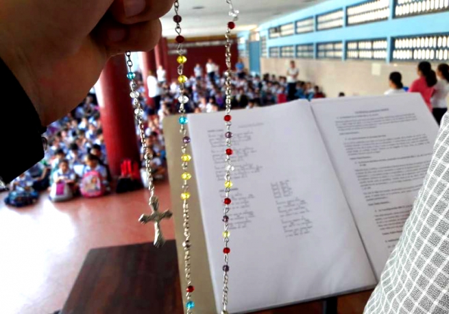 Paraguay - Niños y jóvenes rezan el Rosario por la unidad y la paz