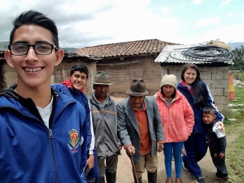 Ecuador - Un grupo de jóvenes ayudan a los más necesitados