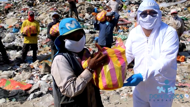 Perú – “La gente se muere, Padrecito, falta el oxígeno, falta comida…”, los Salesianos en los basurales ayudando a los olvidados