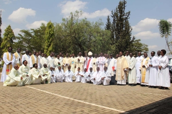 Ruanda - Dos mil personas asisten a la ordenación sacerdotal del salesiano Jean Claude Uwizeyimana