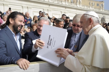 Vaticano – Papa Francisco recibe un regalo del Boletín Salesiano de Portugal