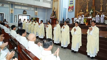 Vietnam - Once nuevos Sacerdotes Salesianos