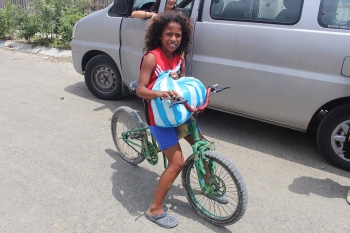 Ecuador – Kerly, una bambina che gira per Manta in cerca di alimenti per la sua famiglia