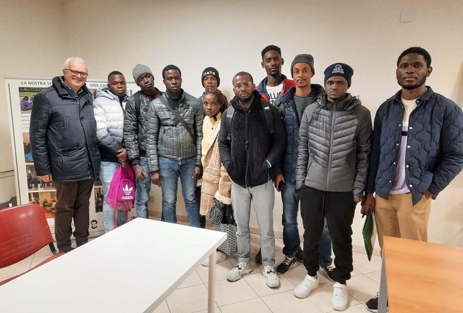 Italy – School of Italian for migrants at Sacred Heart in Rome: a hand extended to help many "invisible" young people