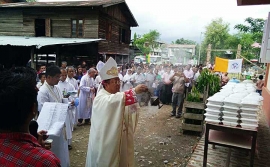 Myanmar - Mons. Felix Lian Khen Thang bendice una casa salesiana