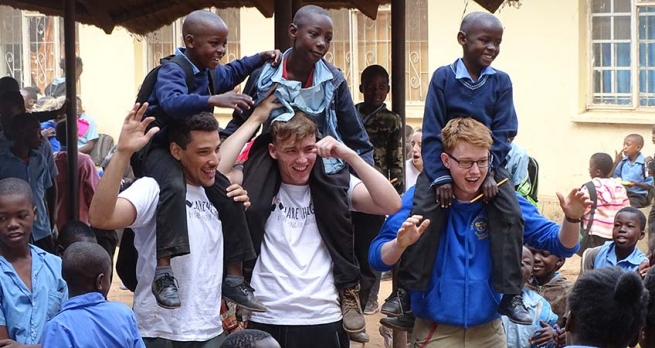 Spain - "Share the Light" project of Salesians of Sarriá are finalists in Fundación Telefónica al Voluntariado award ceremony