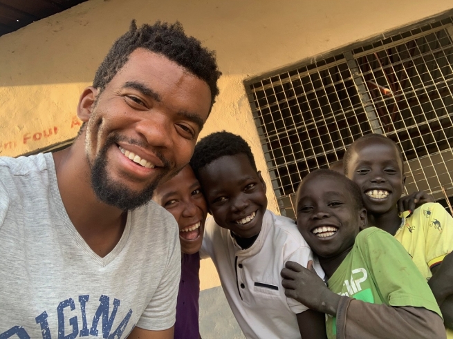 Sudan Południowy – Świadectwo ks. Nakholi: “Służenie ubogiej młodzieży, zwłaszcza trędowatym z Tonj, dało mi wiele szczęścia”