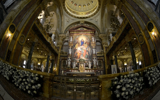 Les deux autels de la Basilique de Marie Auxiliatrice