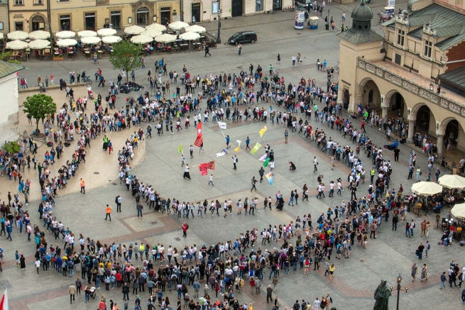 Polonia – “Flash Mob” religioso nella Piazza Grande di Cracovia