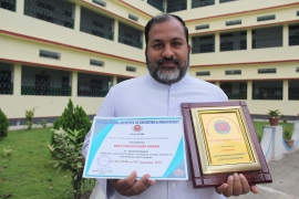 India - El P. Mani Manuel recibe el premio del “Best educationist”