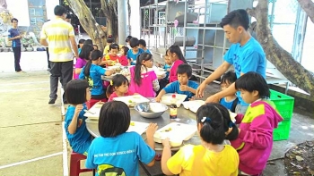 Vietnam - Clases para niños migrantes y para huérfanos