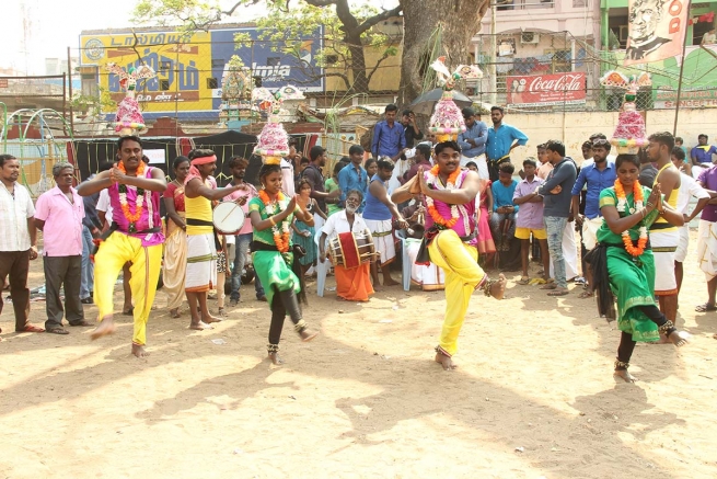 Inde - Plus de 400 jeunes célèbrent la fête traditionnelle "Illayour Thamizhar Thiruvizha"