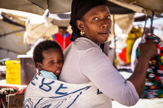 Angola – Una cuna de cartón para Sofía y el amor de Dana, la madre