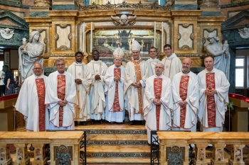 Italie - Ordination sacerdotale de quatre diacres salésiens présidée par l'Archevêque de Turin et concélébrée par le Recteur Majeur