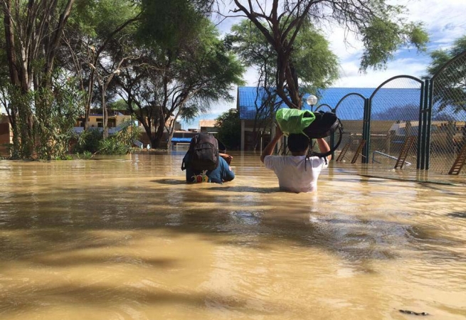 Perú - El río Piura inunda el Colegio Don Bosco