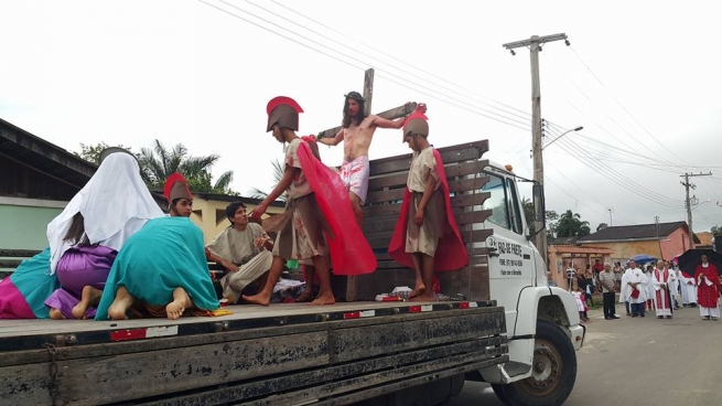 Brasile – Salesiani realizzano Via Crucis per le strade di Manicoré