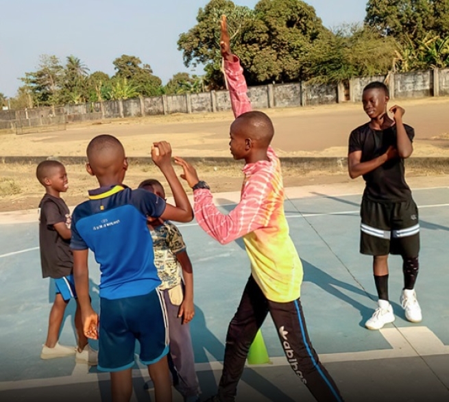 Serra Leoa – Esporte e saúde, com os Salesianos e a Fundação Real Madrid, na escola socioesportiva Dom Bosco de Lungi