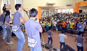 Paraguai – Centenas de jovens celebram a Páscoa