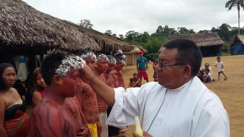 Brésil - Baptême de 40 jeunes Yanomami à Marauiá