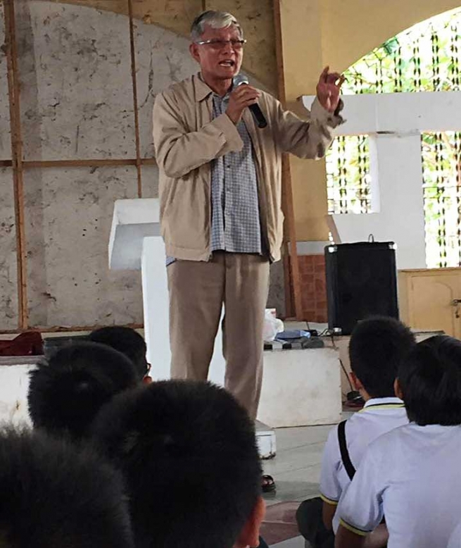Filippine – Preghiera e impegno per i giovani poveri: la forza e la gioia del sig. Hopida