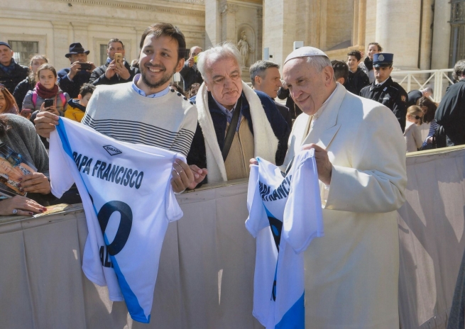 Vaticano – La maglia del “Club Don Bosco” di Paraná per Papa Francesco