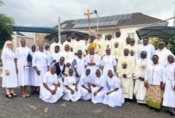 Nigéria - Des Salésiens et des Filles de Marie Auxiliatrice ont émis leur profession perpétuelle pour la première fois dans le Pays au cours d'une cérémonie conjointe