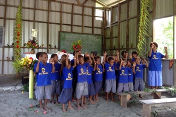 Papúa Nueva Guinea - Semana Santa entre los niños pobres de Araimiri